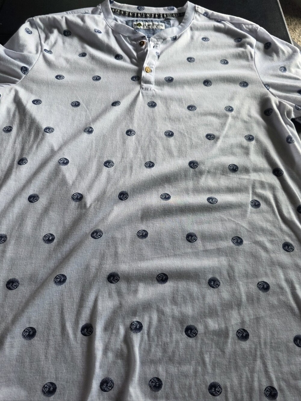 Gently Used Mens size Large Tallwoods button up dress shirt white and blue
